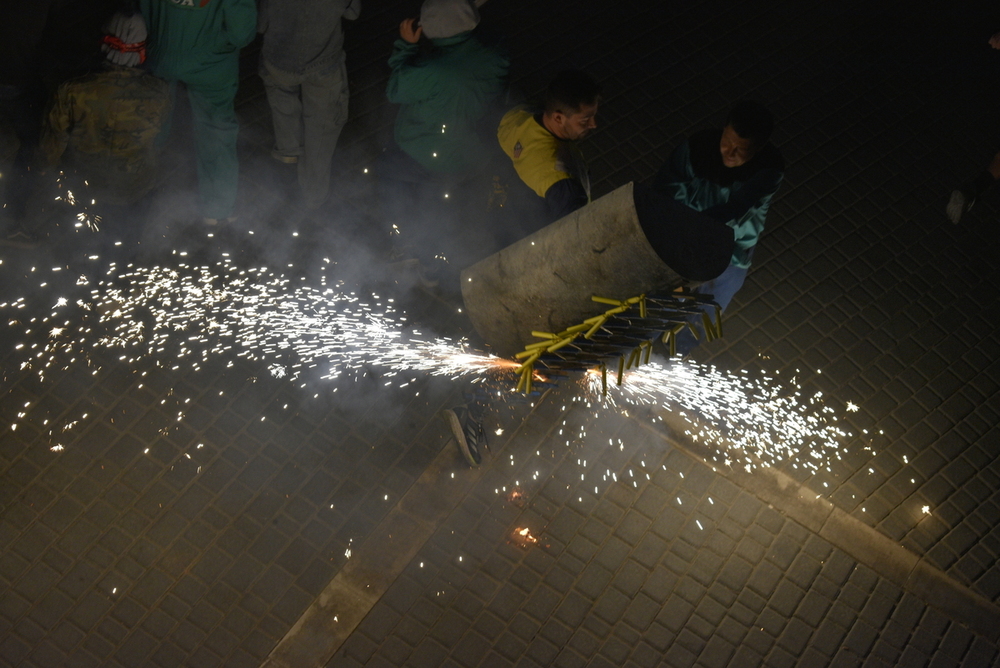 La maratón de torillos albergó a centenares de vecinos en la plaza de la Constitución. 