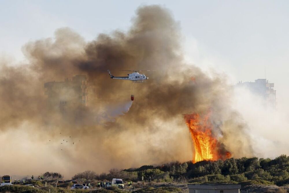 Cinco edificios evacuados por un incendio en Valencia