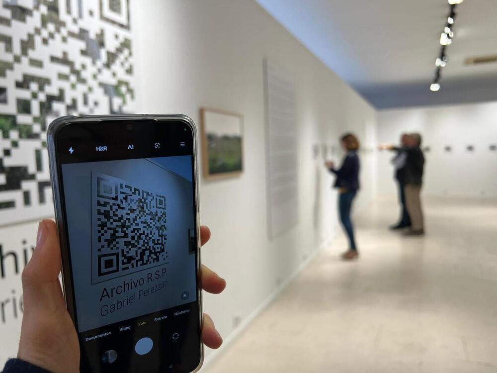 El vicerrector César Sánchez, junto al alcalde y los concejales, acompañaron al artista en la inauguración de la muestra