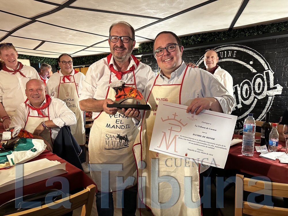 Pedro Romero entrega el Mandil de Honor al director de La Tribuna de Cuenca, Leo Cortijo.