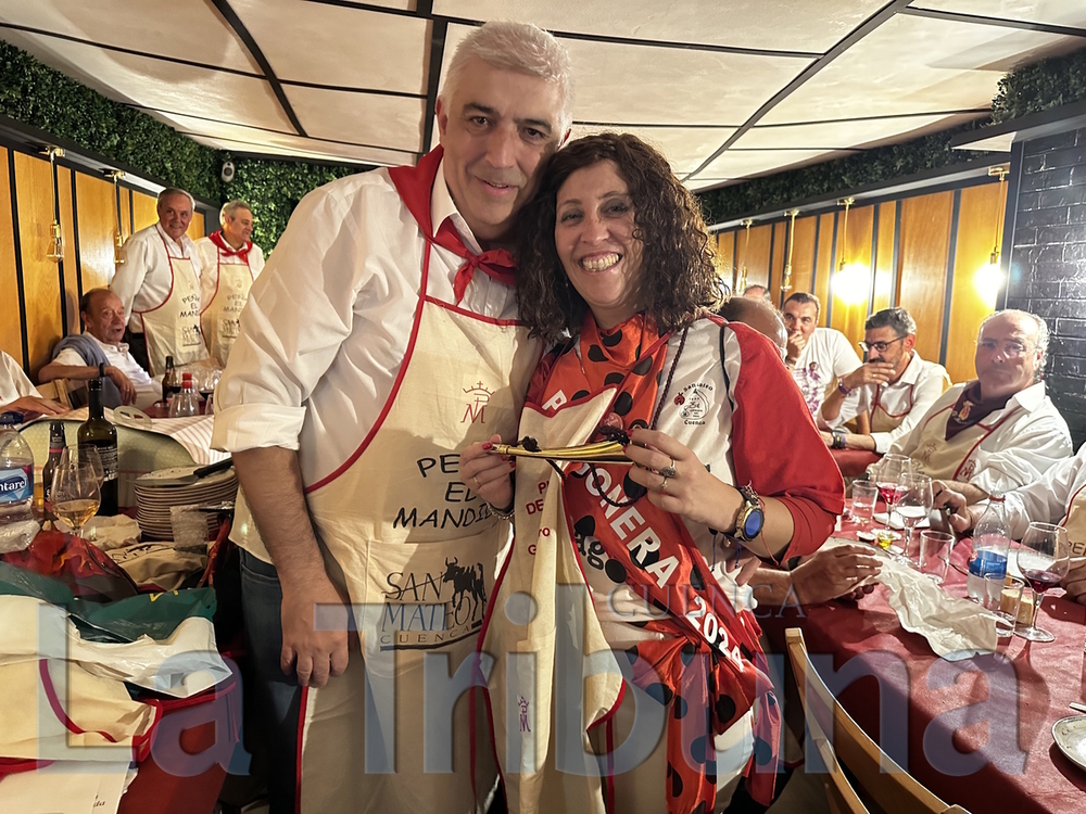 El presidente de la peña ElMandil, Iván Sanz, entregó la Pita de Plata a la pregonera, Laura García Melero.