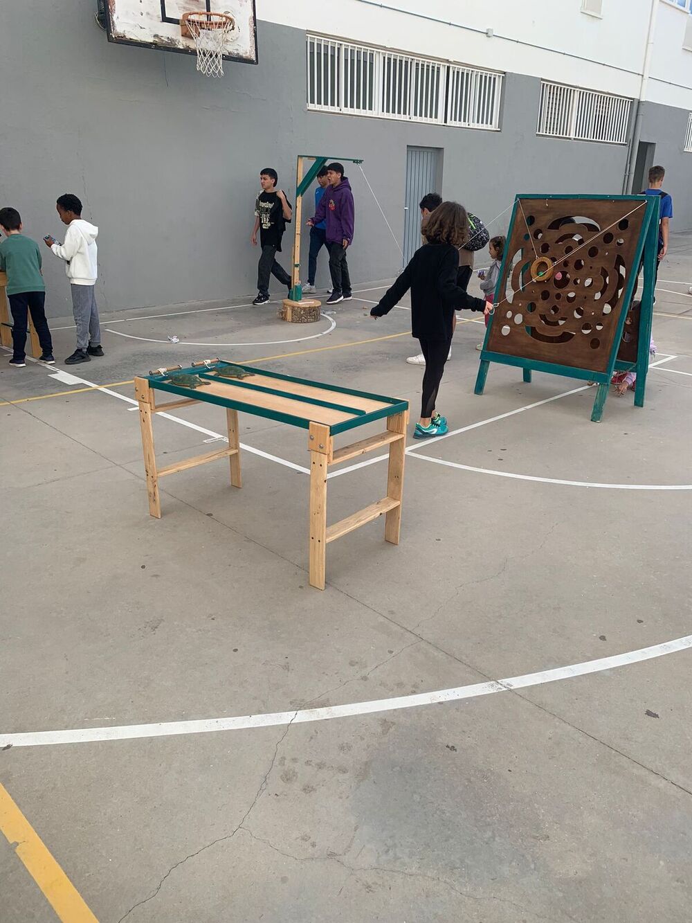 Los niños de Primaria del colegio Melchor Cano disfrutan de un recreo diferente con juegos hechos de madera. 