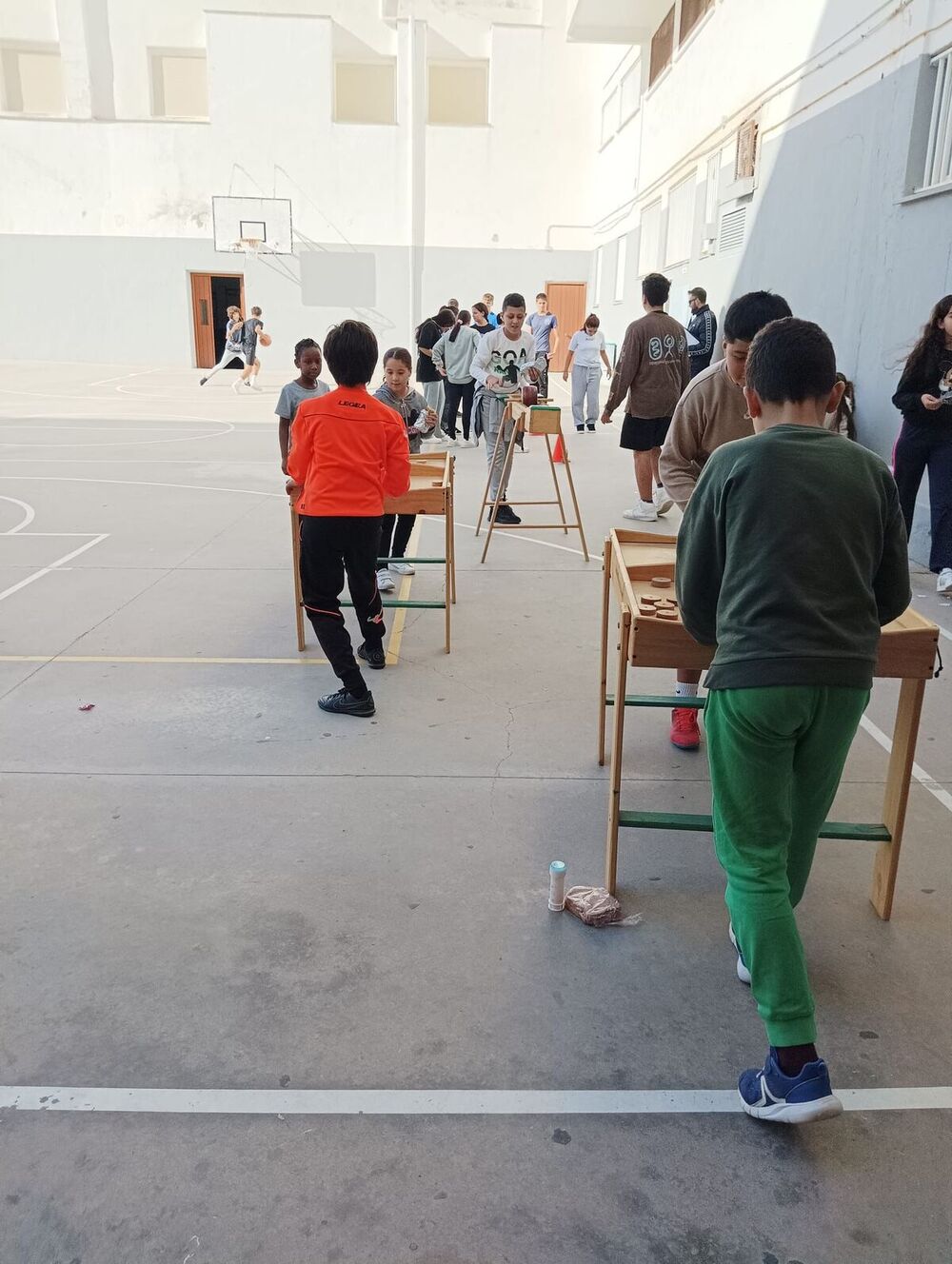 Los niños de Primaria del colegio Melchor Cano disfrutan de un recreo diferente con juegos hechos de madera. 