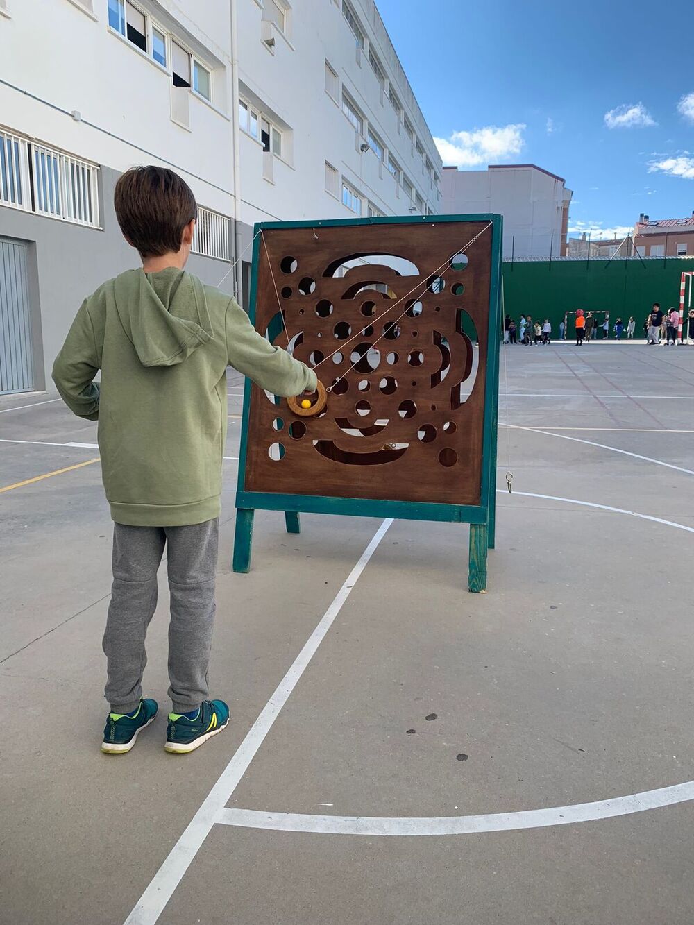 Los niños de Primaria del colegio Melchor Cano disfrutan de un recreo diferente con juegos hechos de madera. 