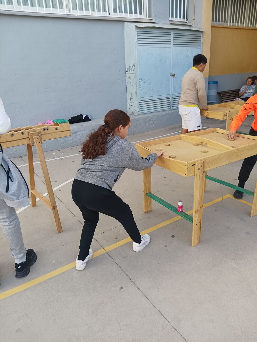 Los niños de Primaria del colegio Melchor Cano disfrutan de un recreo diferente con juegos hechos de madera. 