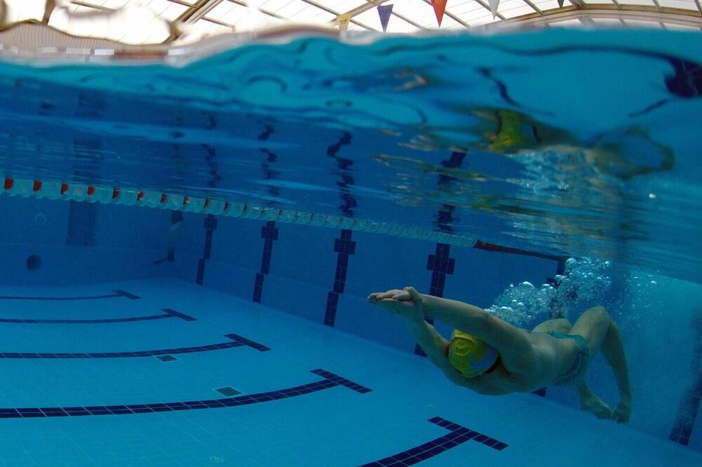 El deportista taranconero, durante uno de sus muchos entrenamientos en el complejo de piscinas de la localidad.