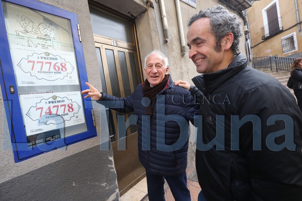 La alegría se palpa en la zona de la Puerta de Valencia con los dos premios.