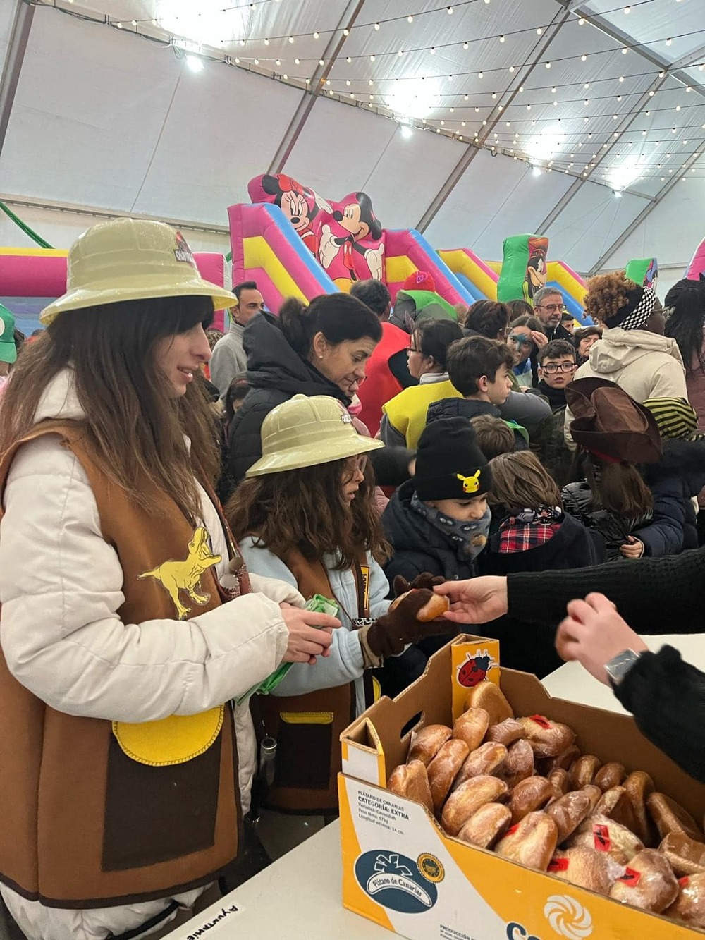 A pesar del frío y de las previsiones de lluvia, los taranconeros no quisieron perderse el tradicional desfile infantil