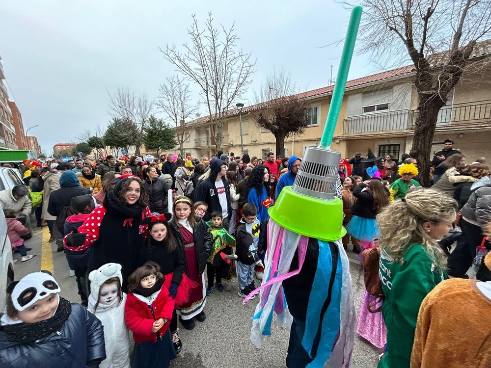 A pesar del frío y de las previsiones de lluvia, los taranconeros no quisieron perderse el tradicional desfile infantil