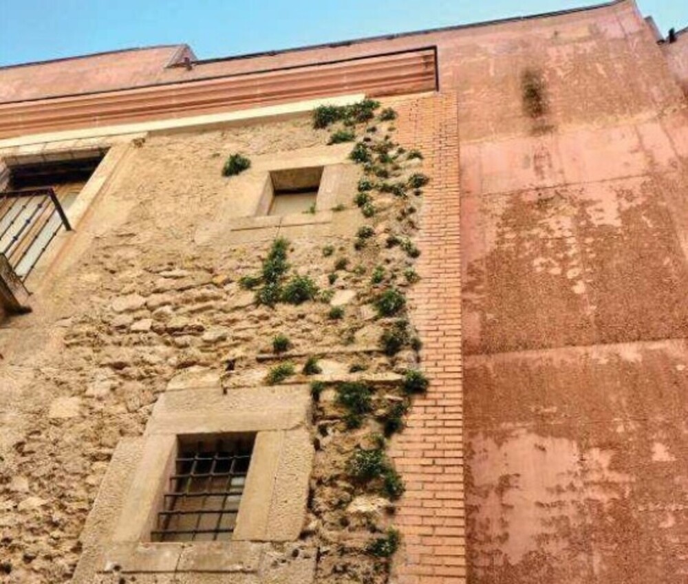 La actuación incluye la limpieza y recuperación de la fachada de la calle Santa María.