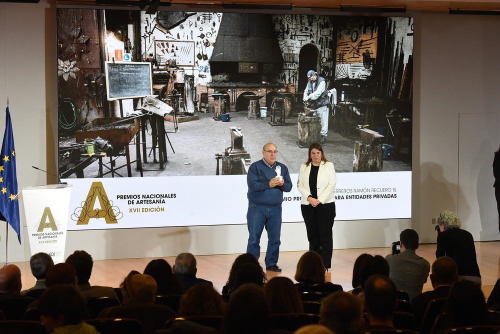 Cayetana Guillén y Elena Furiase promocionarán la artesanía