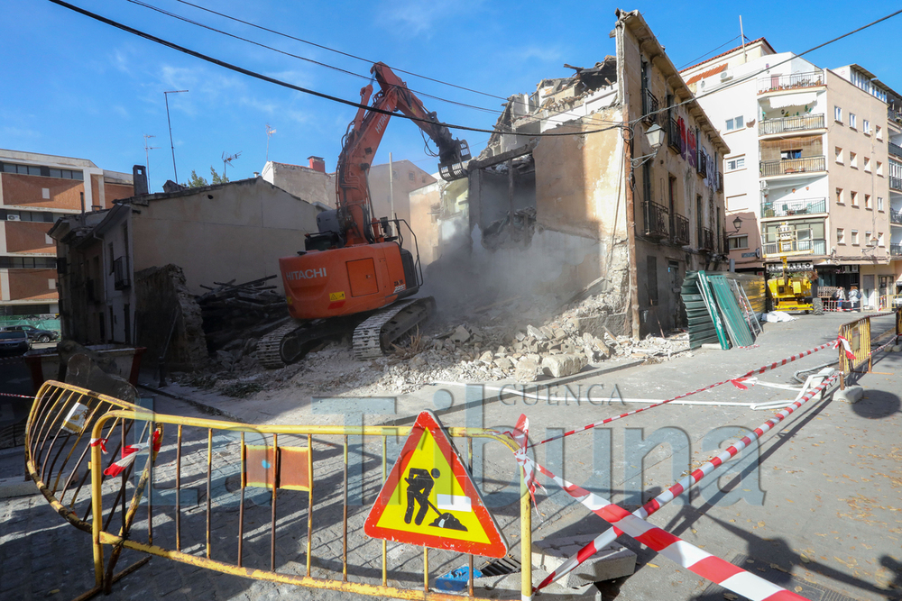 La máquina ha comenzado a derribar desde el patio de este edificio.