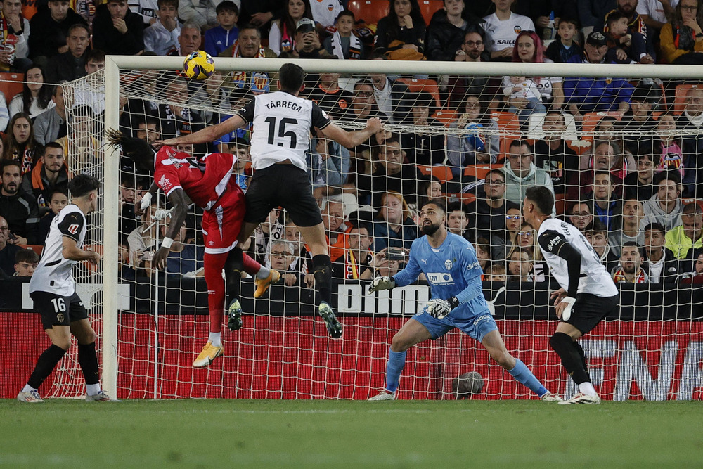 El Rayo acaba con el Valencia y dinamita Mestalla