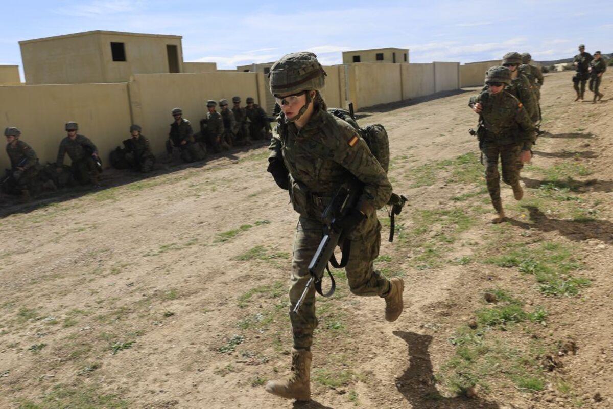 El rey Felipe VI visita a los alumnos de la Academia General Militar durante las maniobras en el Centro Nacional de Adiestramiento de San Gregorio  / FRANCISCO GÓMEZ/CASA DE S.M. EL REY