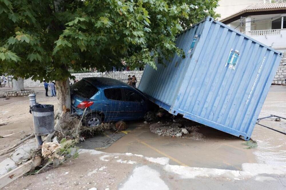 Una riada arrastra 15 coches en Alcalá del Júcar