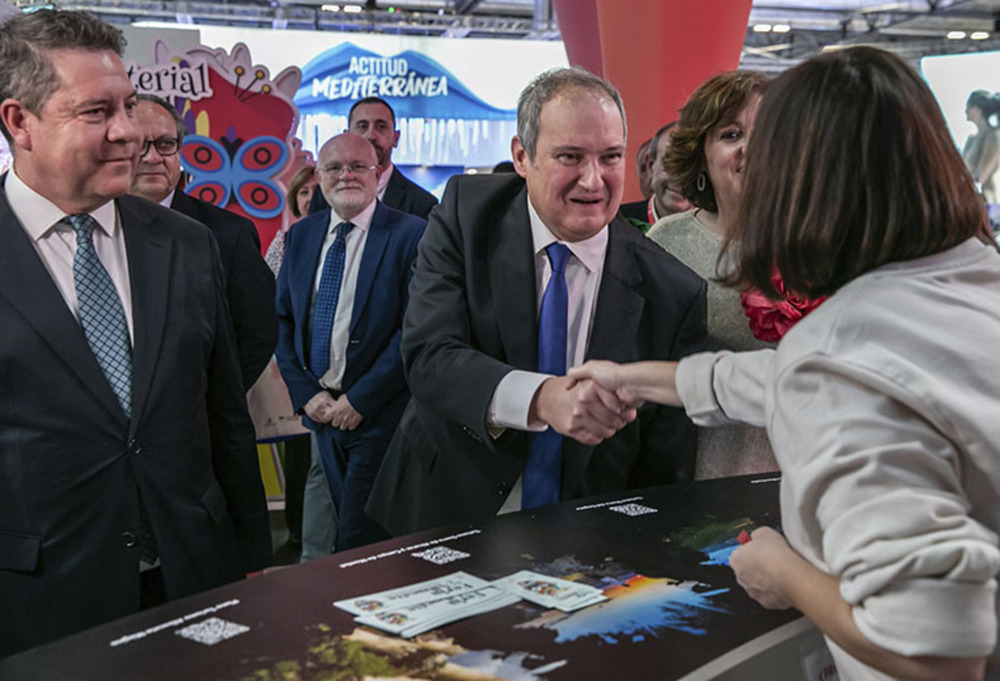 El ministro Jordi Hereu también se dejó tentar por la propuesta onírica del estand de Castilla-La Mancha