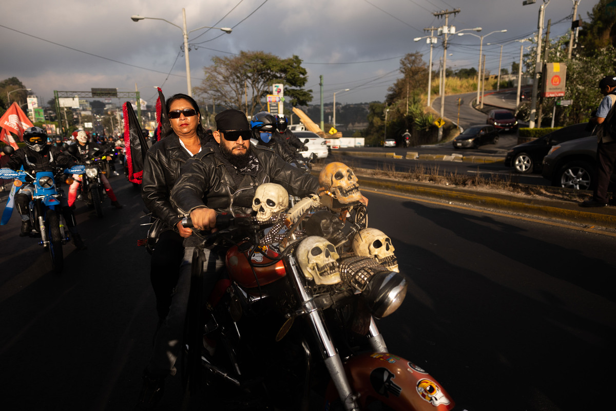 Miles de motociclistas inician peregrinación de la Caravana del Zorro en Guatemala  / DAVID TORO