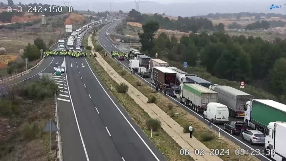 Los cortes de tráfico causaron una larga fila de vehículos en la A-3, en Minglanilla