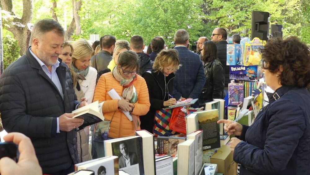 Los libros inundan la plaza de la Hispanidad