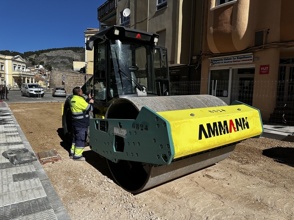 Este miércoles se desarrollaban las labores de compactado de la calzada y el encamisado de la red de saneamiento.