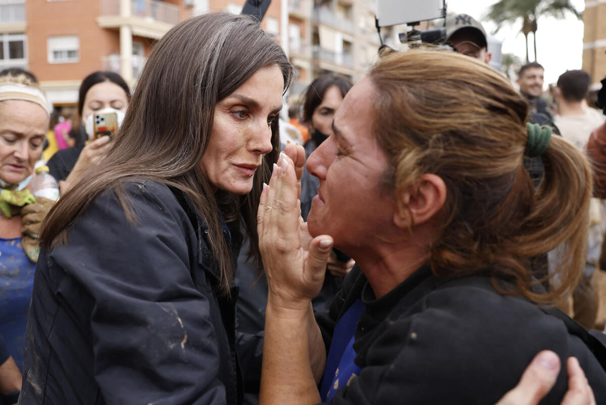 Insultos y lanzamiento de barro a la comitiva de los reyes al llegar al centro de Paiporta  / ANA ESCOBAR