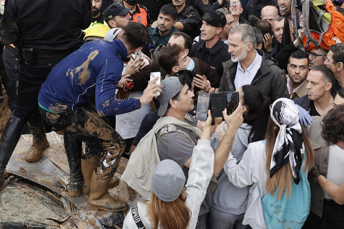 Insultos y lanzamiento de barro a la comitiva de los reyes al llegar al centro de Paiporta  / BIEL ALINO