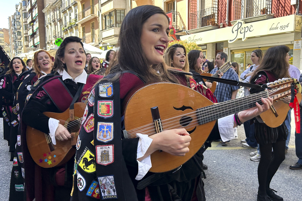 Unos 300 tunos de toda España conquistan Cuenca con sus sones