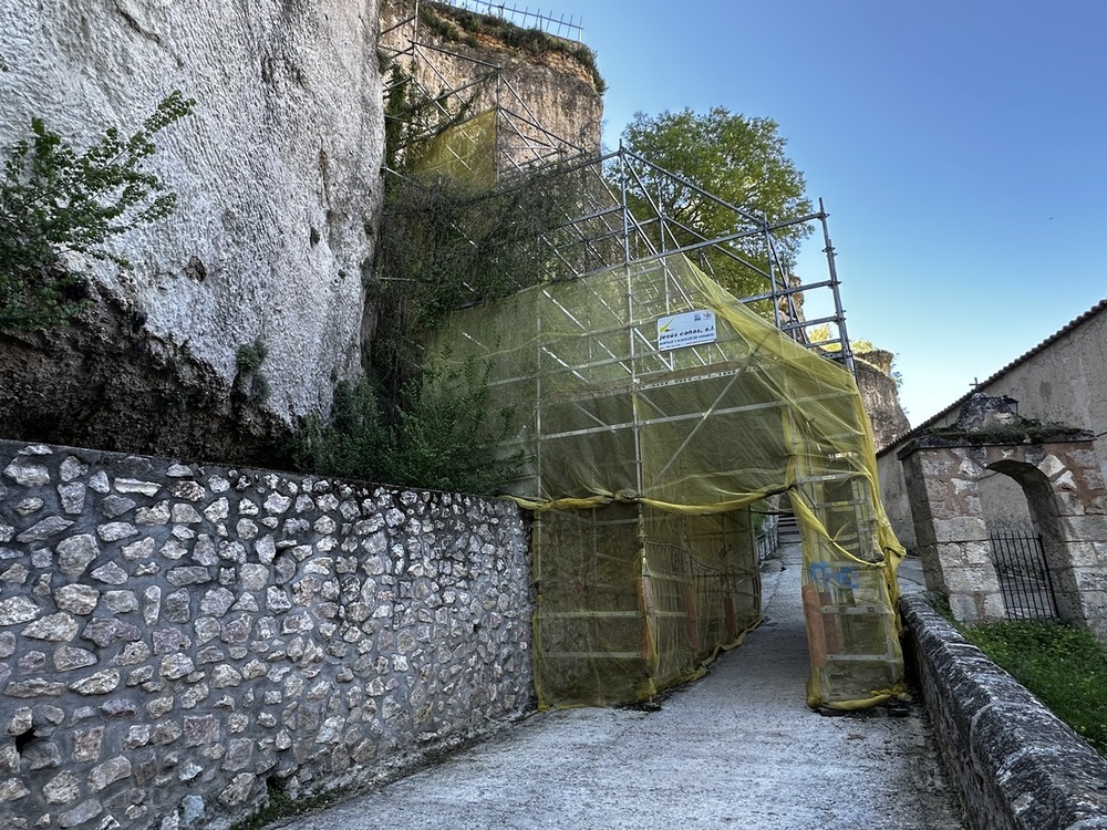 En los andamios que se pueden observar al fondo de la imagen, es donde se tiene que llevar a cabo al consolidación del muro de la Bajada de las Angustias’.