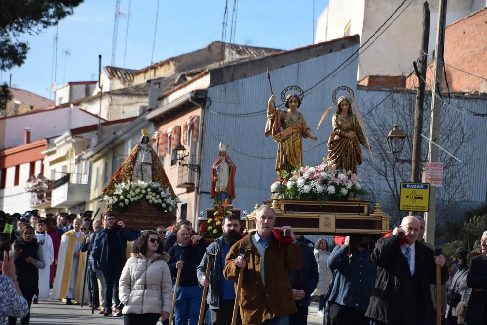 La virgen vuelve a la ermita escoltada por la imagen de San Víctor y Santa Corona