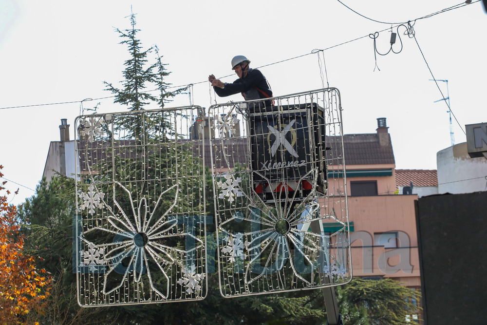 Estos días se ultima la instalación de la iluminación navideña en las calles de la capital.