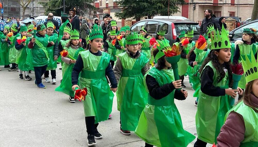 Usuarios, familiares y voluntarios desfilaron disfrazados por la ciudad