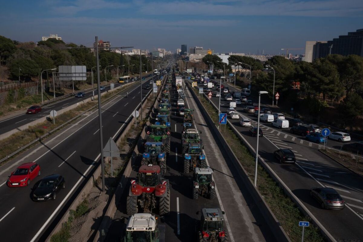 Varios tractores de agricultores se dirigen a la avenida Diagonal durante una manifestación en la segunda jornada de protestas, a 7 de febrero de 2024 en Barcelona  / DAVID ZORRAKINO   EUROPA PRESS