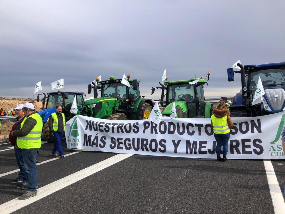 La A-43 permanece cortada por las protestas agrarias