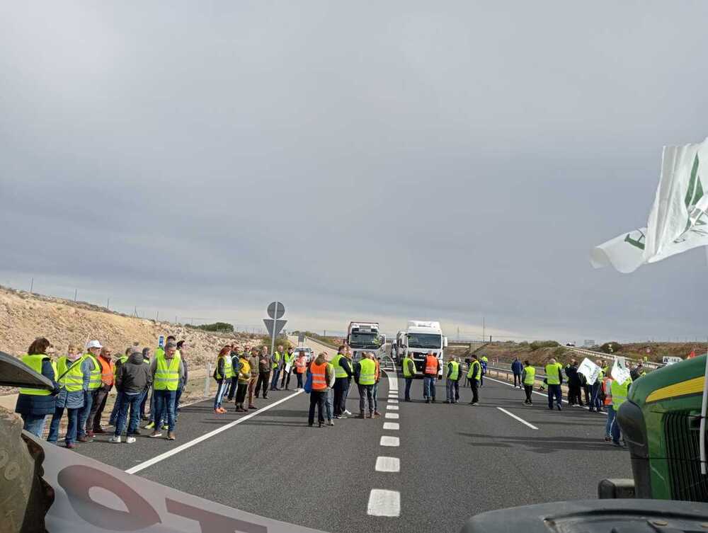 La A-43 permanece cortada por las protestas agrarias