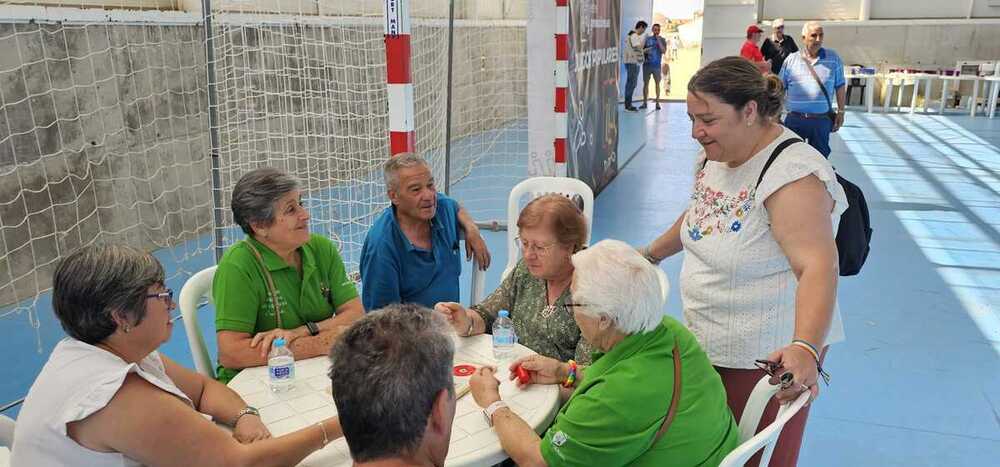 Los juegos populares reúnen a un centenar de participantes