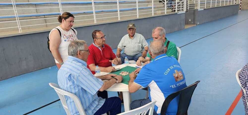 Los juegos populares reúnen a un centenar de participantes