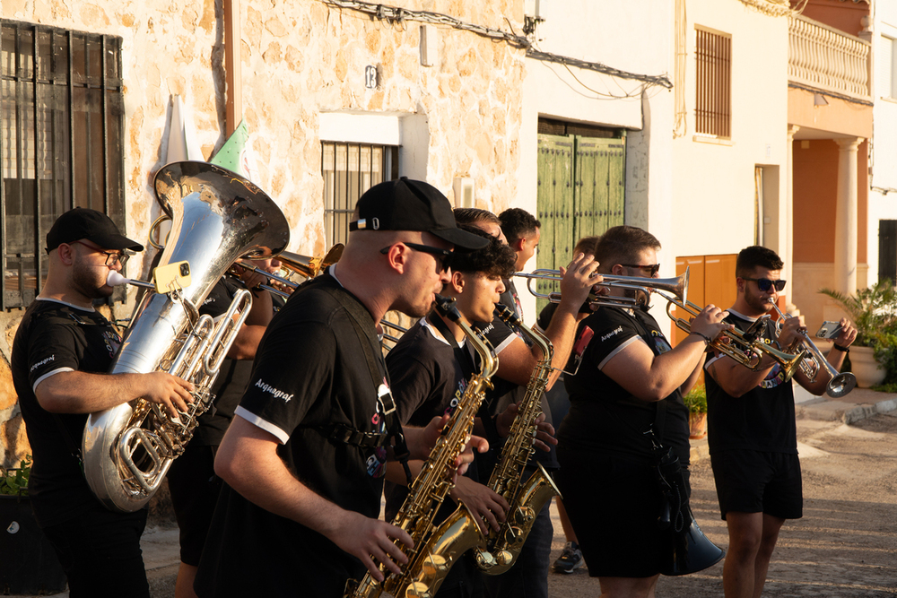 El joven toca el saxofón en la charanga El Copón Sostenido durante unas fiestas.