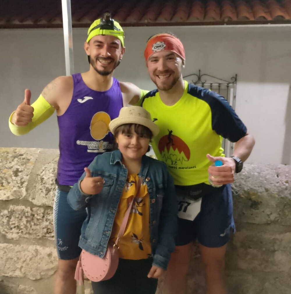 Sergio Lozano junto a su hija Elsa y el atleta Daniel Caballero, tras una carrera en la que coincidieron este verano.