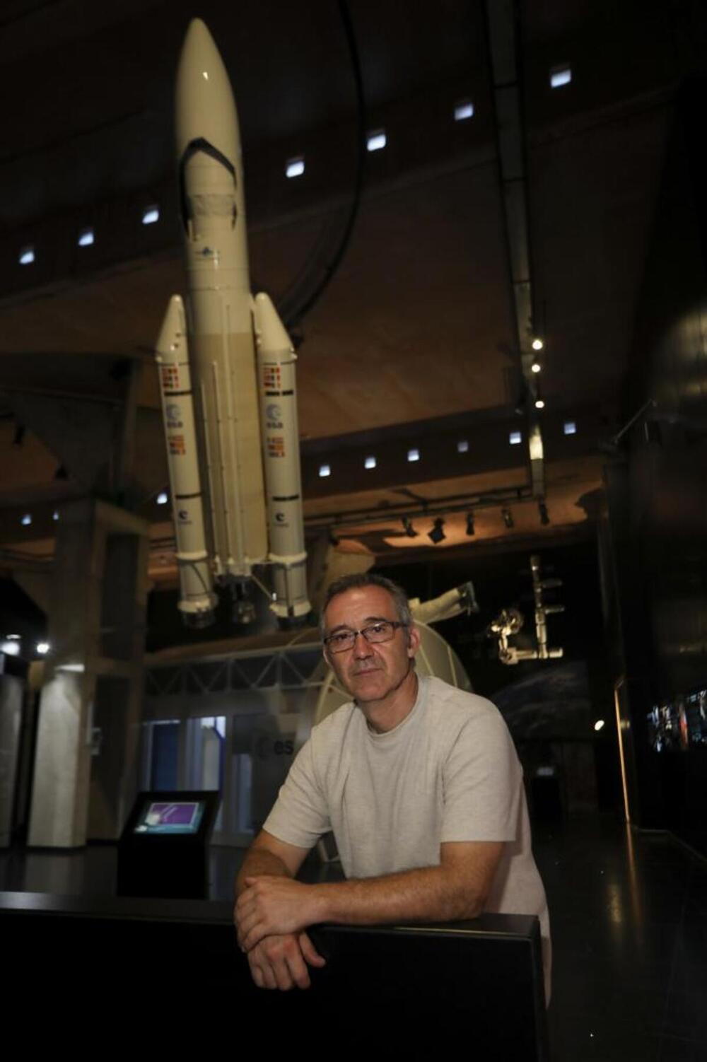 José María Sánchez en una de las salas del Museo de las Ciencias dedicadas al espacio