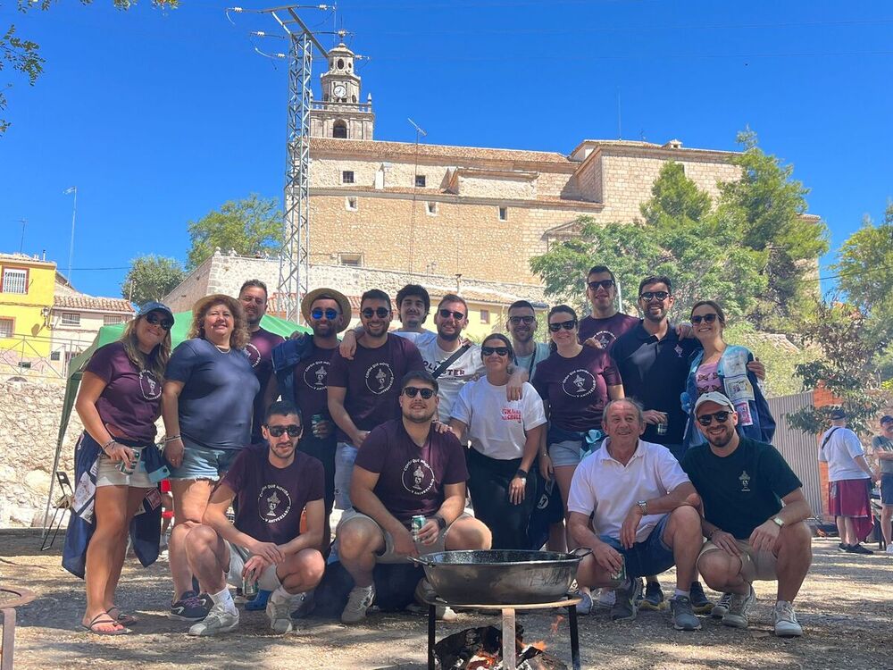 La degustación de guisos reúne más de 130 peroles en el Caño.