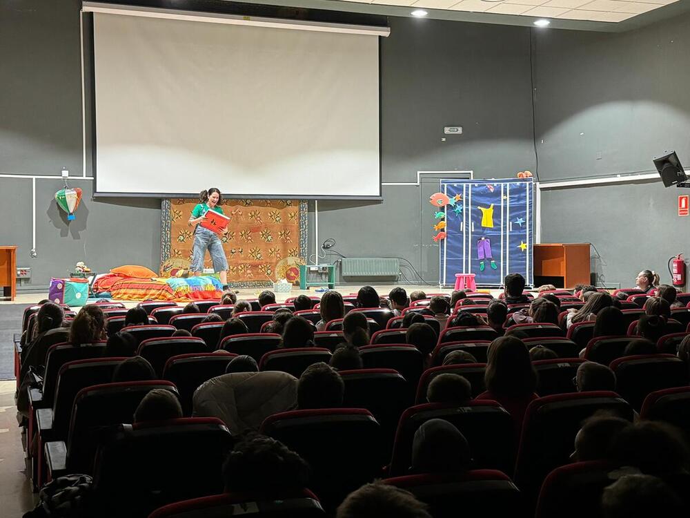 El Ayuntamiento conmemora el Día de la Niña con un teatro