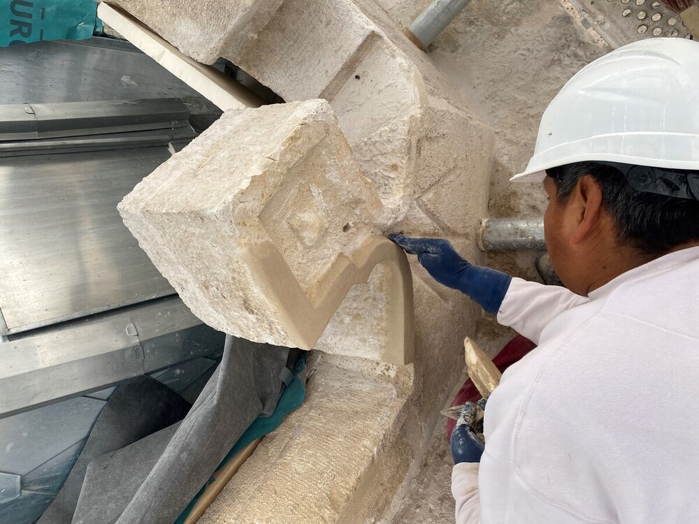 Actuales trabajos de restauración de la piedra del tercer cuerpo de la torre.