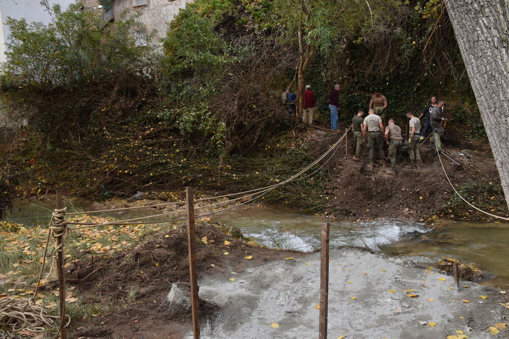 El ejército construye una pasarela peatonal en Landete