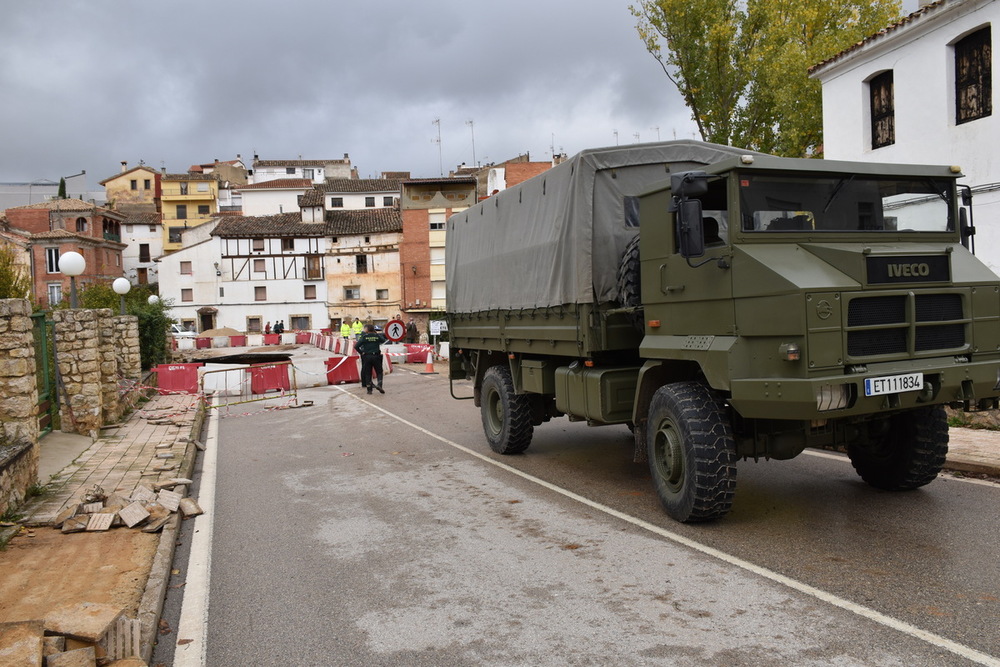 El ejército construye una pasarela peatonal en Landete