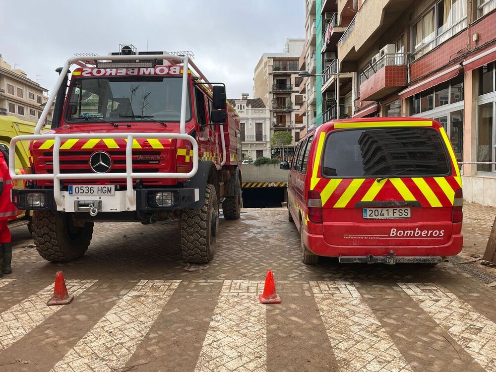 Los Bomberos de Cuenca extraen agua de un parking en Sedaví