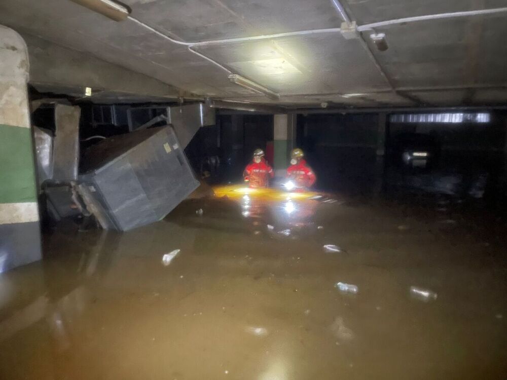 Los Bomberos de Cuenca extraen agua de un parking en Sedaví