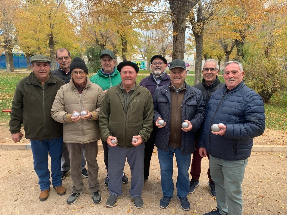 Una decena de personas mayores se junta cada mañana para jugar unas partidas de petanca