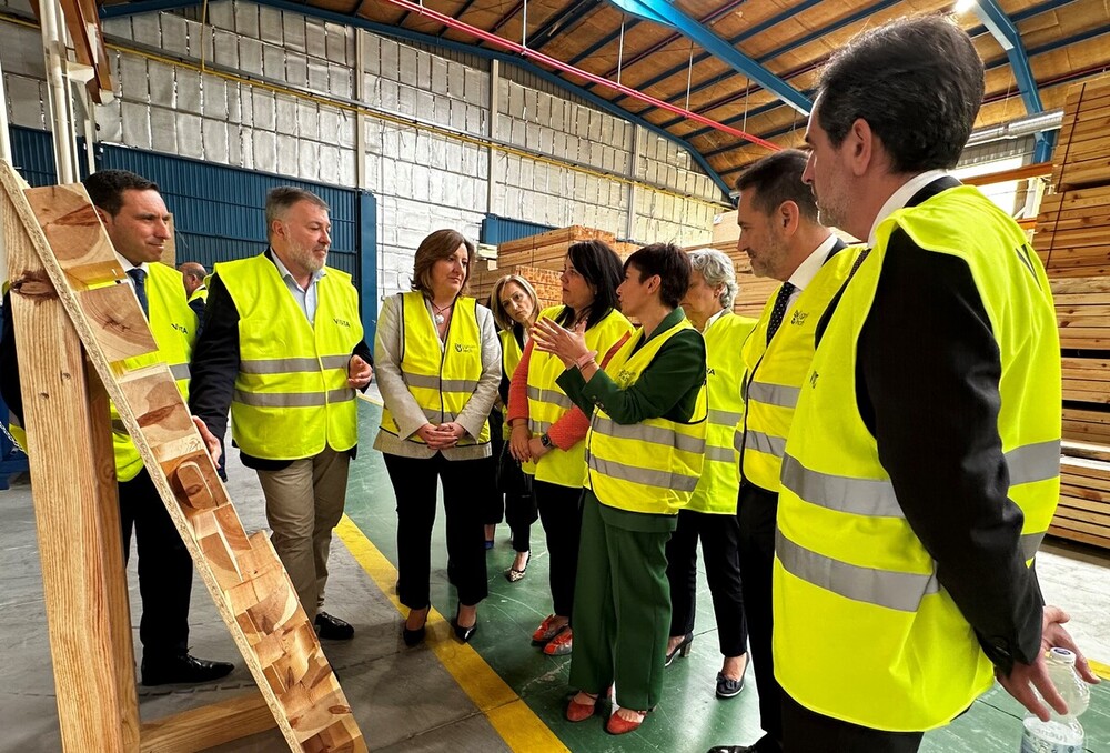 Distintos momentos de la visita de la ministra a Lignum Tech en Cuenca.