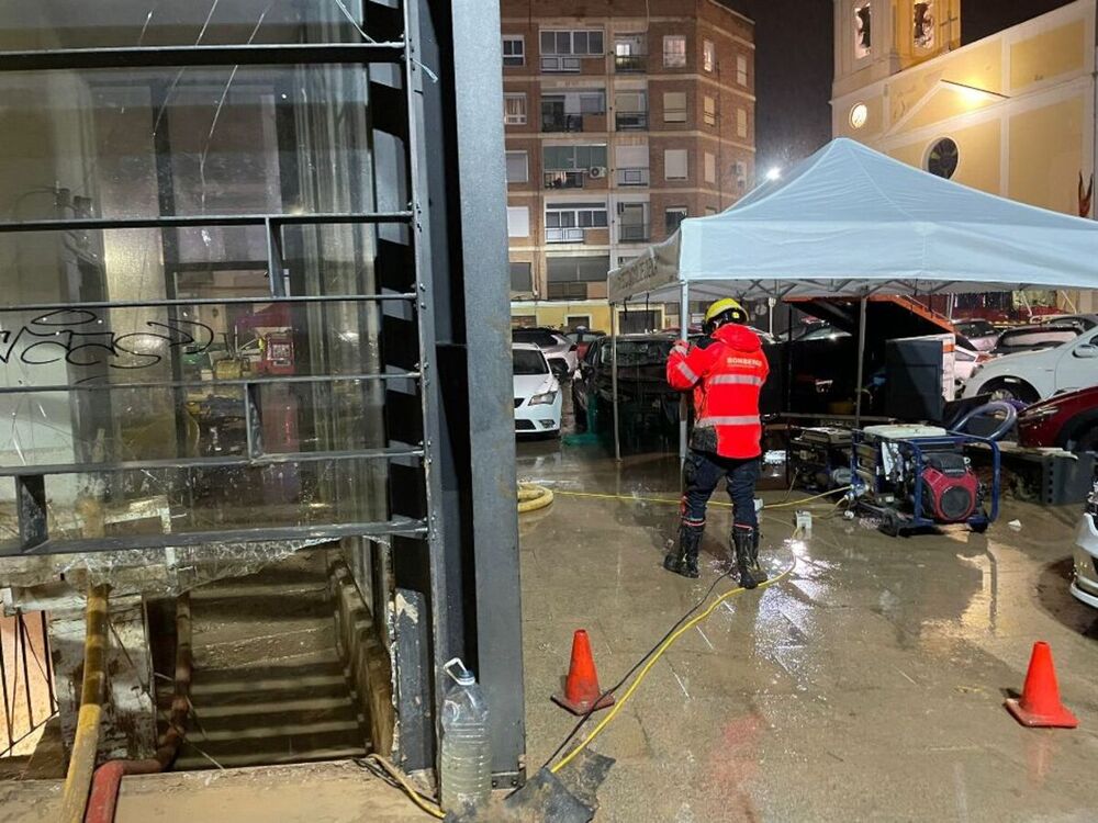 Un bombero de la capital, durante los trabajos en Sedaví