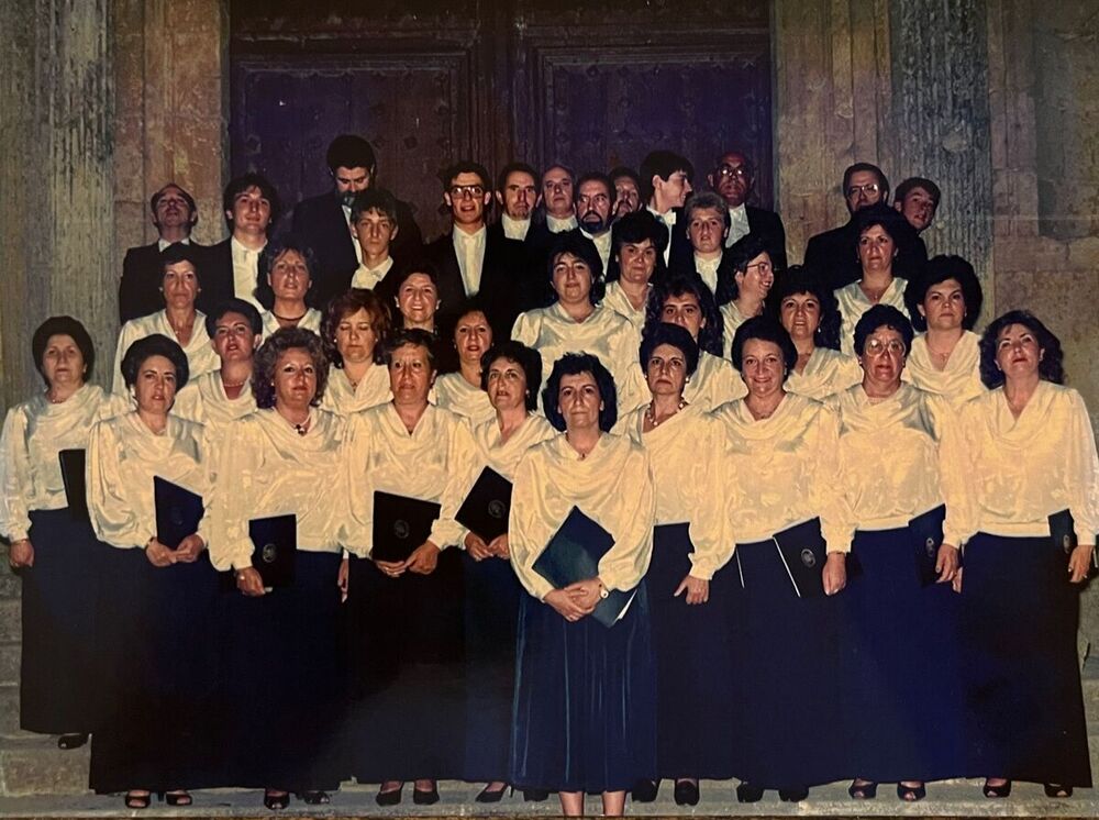 Foto de familia de la Coral Malena en la década de 1980, cuando entró Antonio.